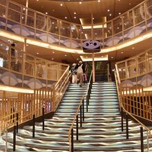 船内ロビーの階段