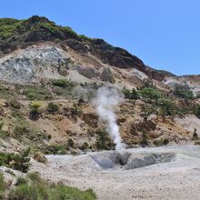 噴煙を上げる火口