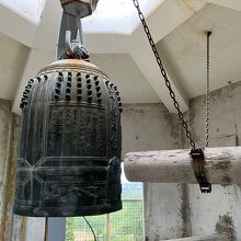 最上部には鐘がありました