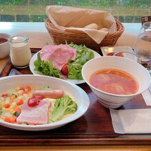 朝食は静岡産野菜たっぷりの洋定食。プリン美味しかったです