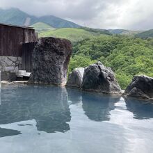 背後に涌蓋山(わいたさん)を望む開放的な景観