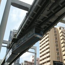 県庁前から千葉駅方向に走るモノレール