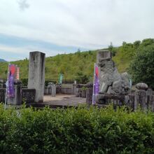 新昌寺の鳥居強右衛門の墓