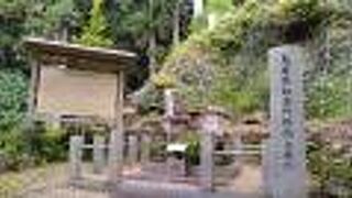 鳥居強右衛門の墓は二つあり、作手の甘泉寺と新城の新昌寺にあります