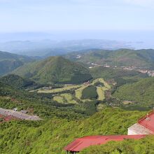 妙見岳山頂から雲仙温泉方面の展望。手前はロープウェイ駅展望所