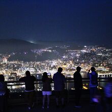 展望台はいつも人だかり