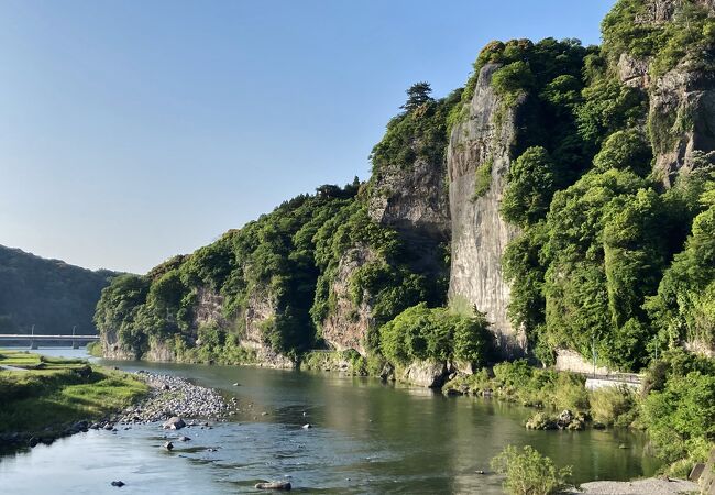 ゆるやかな山国川の流れと奇岩が織りなす絶景