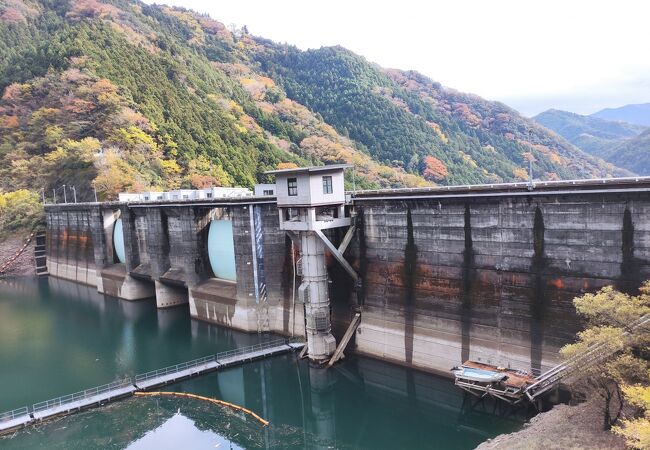 二川ダム湖畔