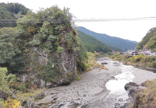 粟生の巌という巨岩があります