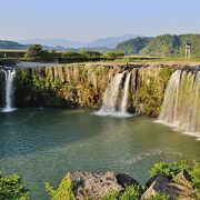 のどかな田園地帯に幅１２０ｍの巨大な滝が突如出現