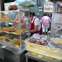 自慢の天ぷらが並べられてます