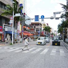 国際通りの県庁前北口交差点