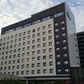 駅のロータリーに面してある新しい都市型のホテル