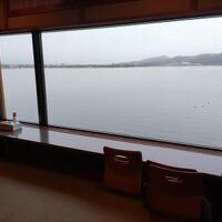 東郷湖が間近に見えます。