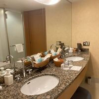 ダブルシンク、奥はトイレ