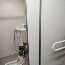 男子トイレ。外国人も多い鎌倉で和式はいかがなものか。