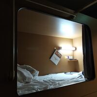 一般的なカプセルホテルで、慣れていれば快適に過ごせます。