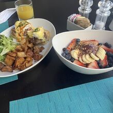 エッグベネディクトとアサイーボウル