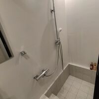 小下がりシャワールームとトイレ