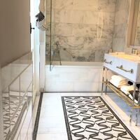 まあ広めのオシャレなバスルーム。バスタブ付き