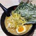 商店街の中にあるラーメン屋