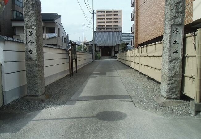 境内では無縁仏供養塔だけが目立ちます