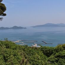 大島の最高地点　御嶽山展望台からみた桟橋と九州本土