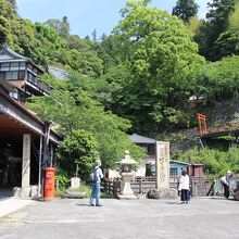 桟橋前の広場。この先から入島料600円が必要になる