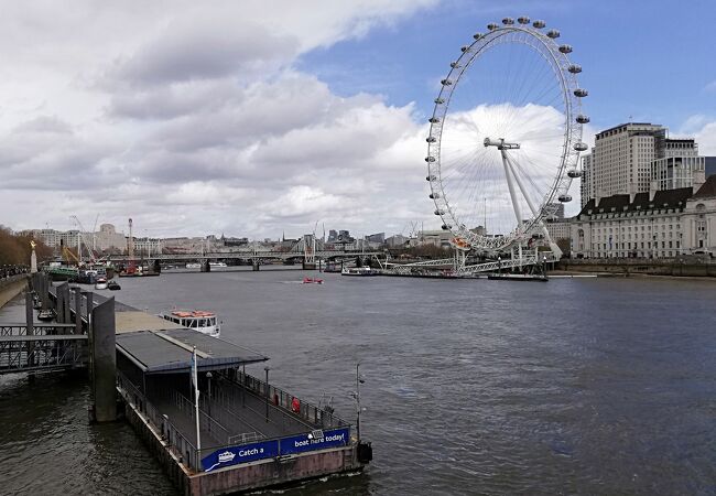 ウェストミンスター橋の上から見るテムズ川とロンドン・アイは絶景。