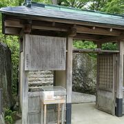 華やかな花壇の傍らに純和風の落ち着いた庭園