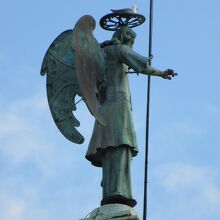 聖ユーリの鐘楼先端に立つ天使像の輪っかに止まるウミネコ