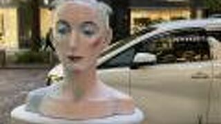 オフィス街のアートギャラリー