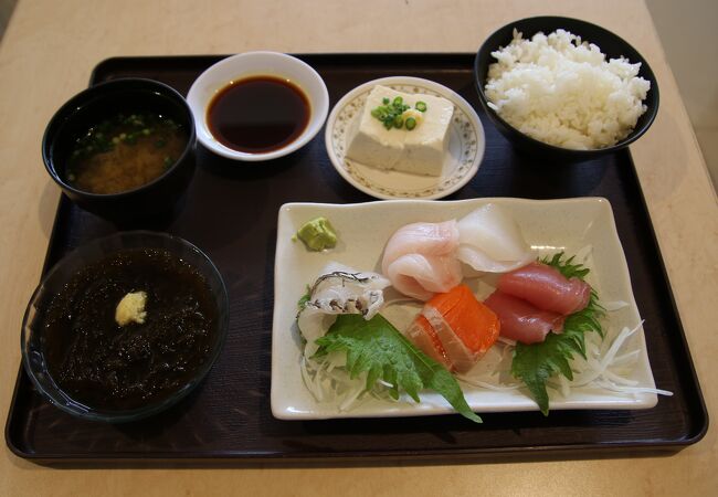 石垣空港国内線旅客ターミナルビルにある海鮮料理のお店です。