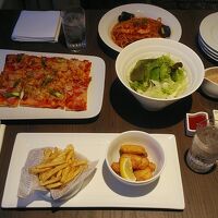 夜ご飯　ルームサービスはワゴンで運ばれてきます。