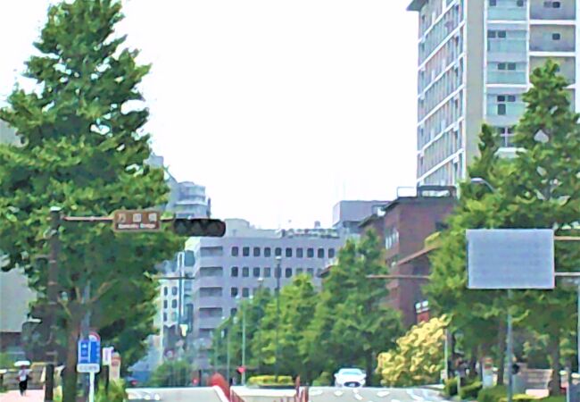 万国橋通り;赤レンガ柱の横浜第２合同庁舎も
