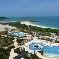 この日は梅雨明け前で暑かったが人がいないプール