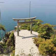 投げた「かわらけ」がこの鳥居の間をくぐれば、願いが叶うという