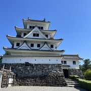 山内一豊と妻の銅像の近くに車を止めてお城まで歩きました