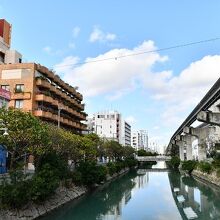 外観／左のオオカミオトコくんカラーの建物がホテル