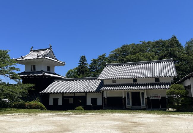 岩村歴史資料館のそばにあります