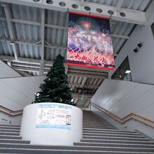 駅の改札がある２階へ向かう階段