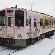 雪でもほぼ運休しない会津鉄道、猫が働く駅もあります