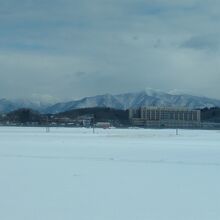 雪原を走る「こまち」