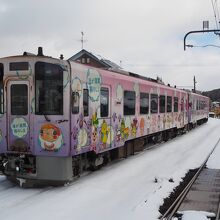 会津のマスコットキャラクターのラッピング列車