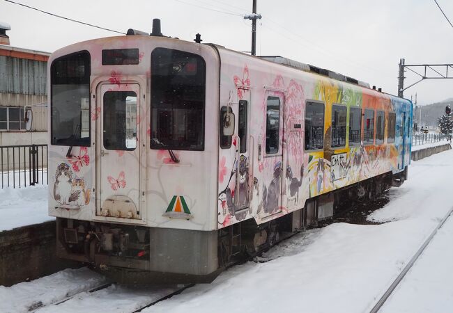 雪でもほぼ運休しない会津鉄道、猫が働く駅もあります