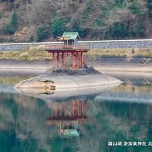 銀山湖(生野ダム) の中央に浮かぶ様に鎮座する淤加美神社