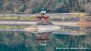 ダム湖の中央に浮かぶ様に鎮座する淤加美神社