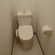 トイレは独立。便座のサイズも普通