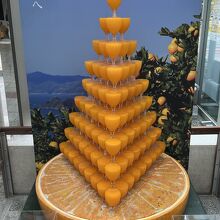 出口を出るとPOMジュースタワーがお出迎え