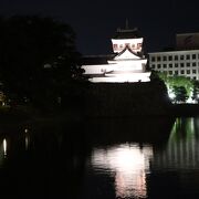 復元された富山城天守閣を中心とした公園